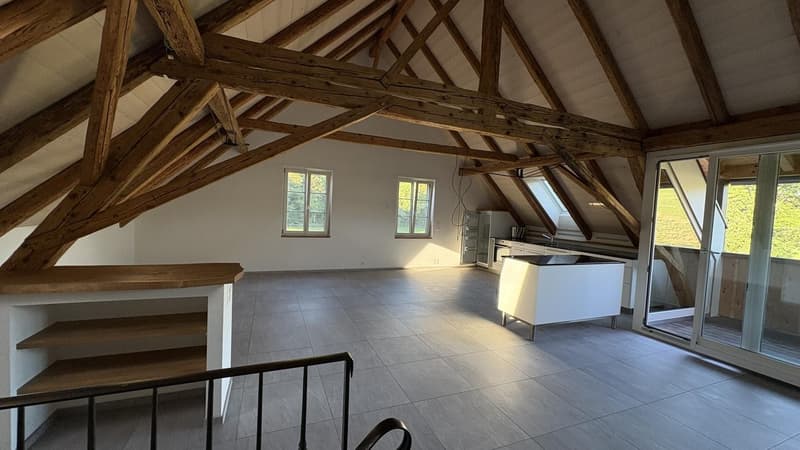 Tolle 2.5-Zi.-Dachwohnung plus Galerie an idyllischer Lage nah bei Laupen, inkl. 2 Autounterstände mit e-mobility Anschluss (10)