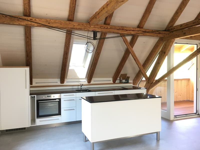 Tolle 2.5-Zi.-Dachwohnung plus Galerie an idyllischer Lage nah bei Laupen, inkl. 2 Autounterstände mit e-mobility Anschluss (12)