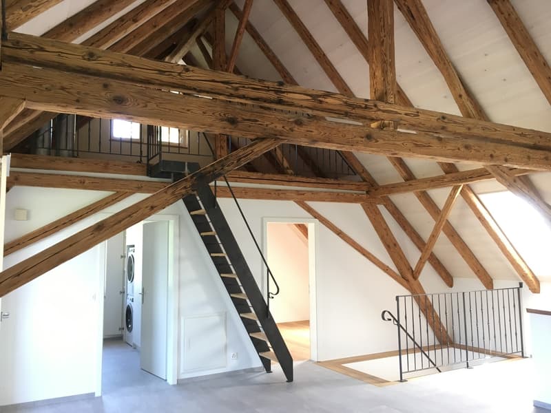 Tolle 2.5-Zi.-Dachwohnung plus Galerie an idyllischer Lage nah bei Laupen, inkl. 2 Autounterstände mit e-mobility Anschluss (8)