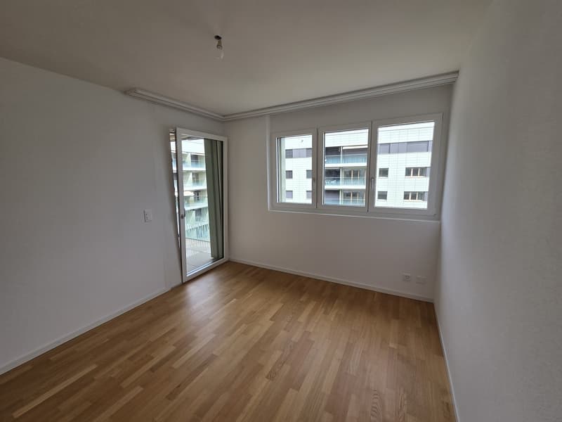 Appartement neuf 4,5 pièces au 6ème étage, traversant et lumineux, 2 balcons vue dégagée. Place de parc en option (parking souterrain, borne EV). À 6 min à pied du M1, 10 min de l'EPFL/UNIL. (3)
