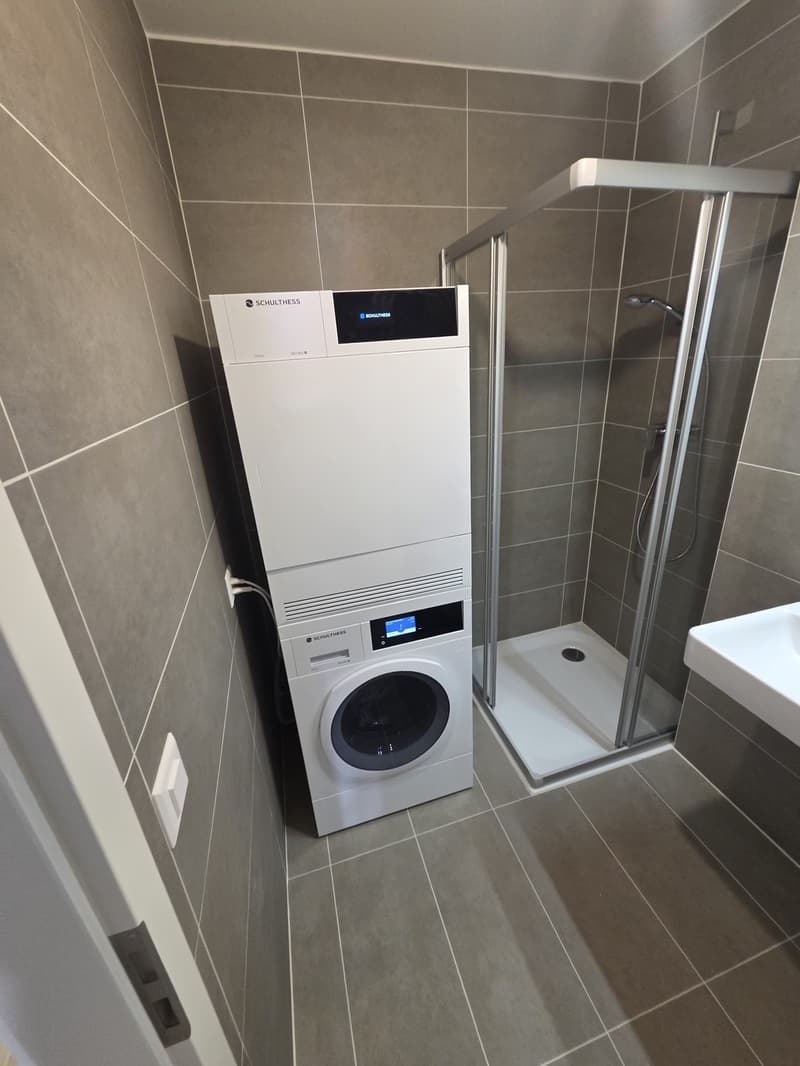 Appartement neuf 4,5 pièces au 6ème étage, traversant et lumineux, 2 balcons vue dégagée. Place de parc en option (parking souterrain, borne EV). À 6 min à pied du M1, 10 min de l'EPFL/UNIL. (7)
