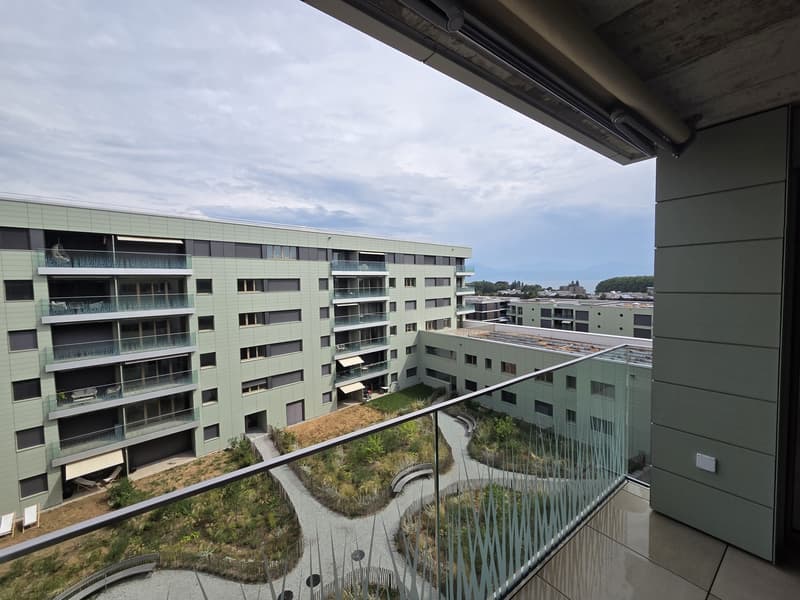 Appartement neuf 4,5 pièces au 6ème étage, traversant et lumineux, 2 balcons vue dégagée. Place de parc en option (parking souterrain, borne EV). À 6 min à pied du M1, 10 min de l'EPFL/UNIL. (2)