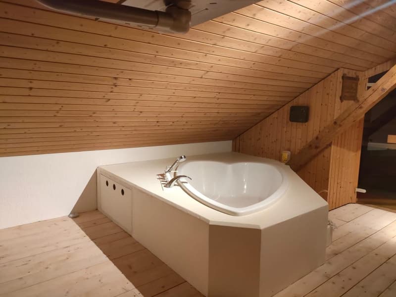 Badewanne m. Whirlpoolfunktionen & Sauna auf der Gallerie