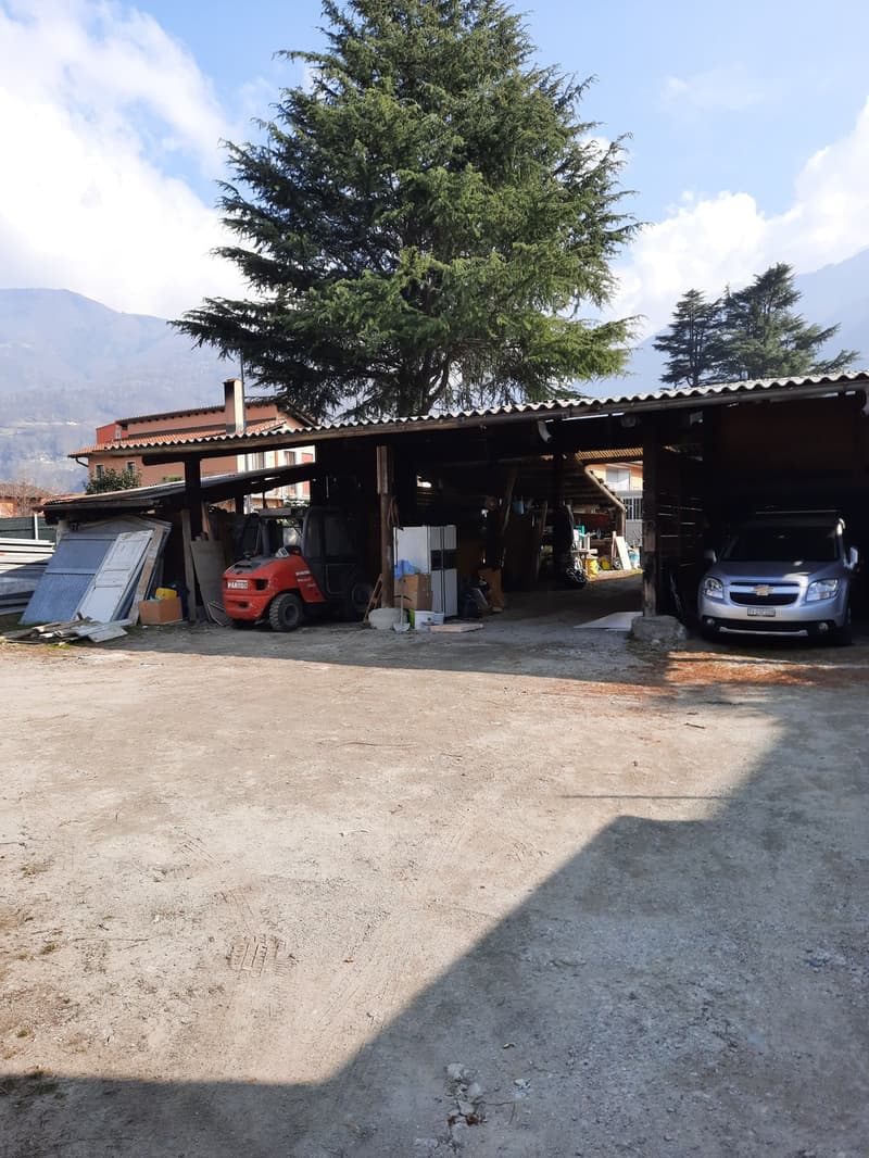 Magazzini e terreno (4)
