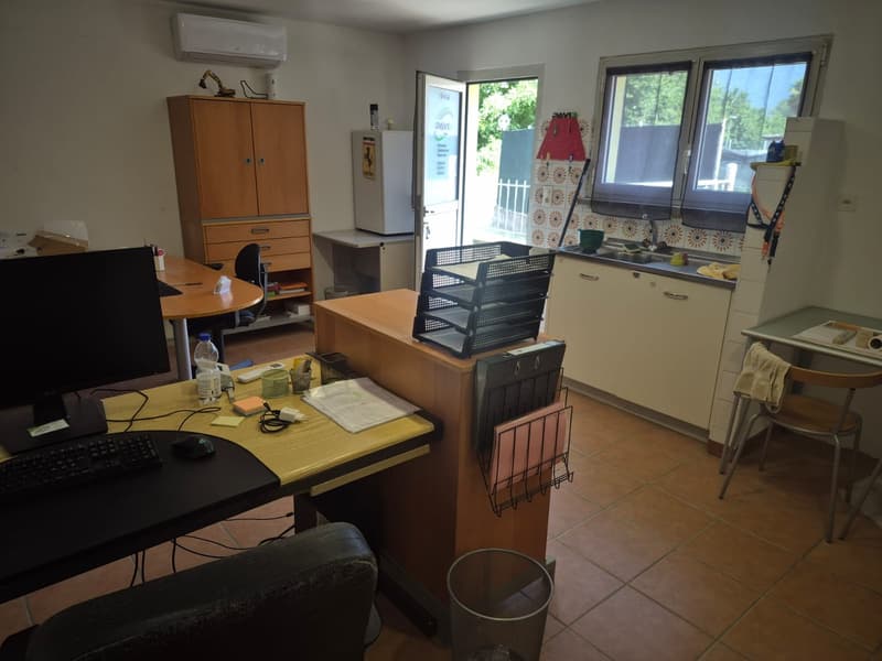 Magazzini e terreno (3)