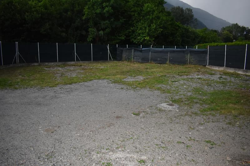 Magazzini e terreno (6)