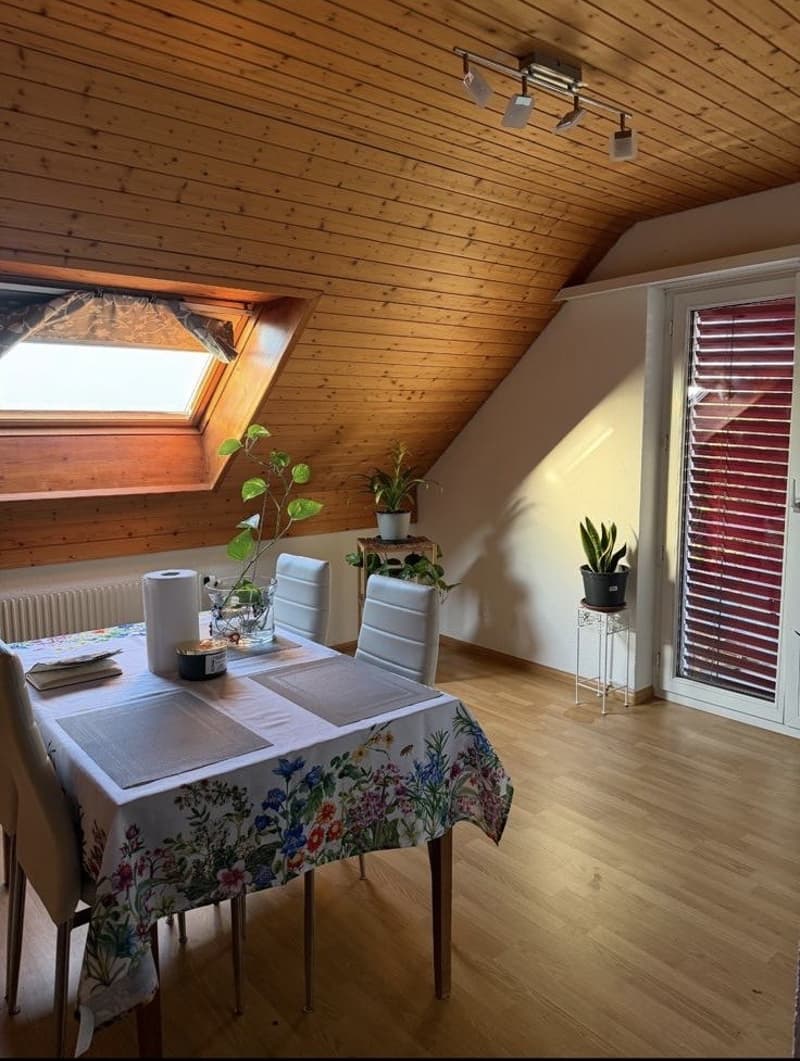 Charmante 3-Zimmer-Dachwohnung mit Balkon in Oberbuchsiten (2)