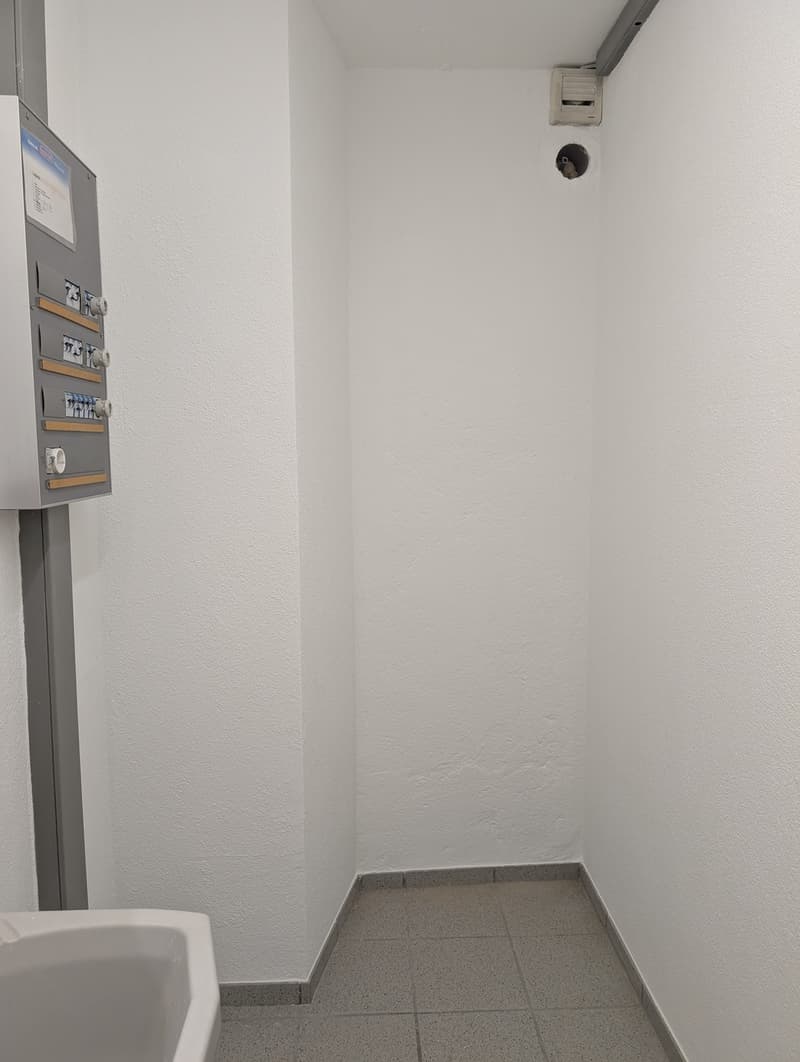 Ladenlokal / Showroom / Büro mit Schaufenster an der Hauptstrasse Zunzgen  flexibel nutzbar (7)