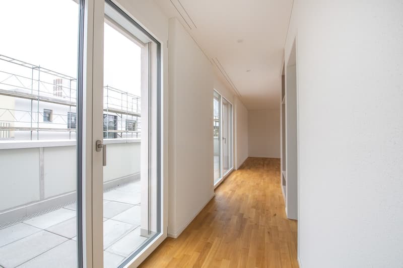 Moderne 2.5-Zimmer-Dachwohnung mit grosszügiger Sonnenterrasse in Zürich-Affoltern (5)