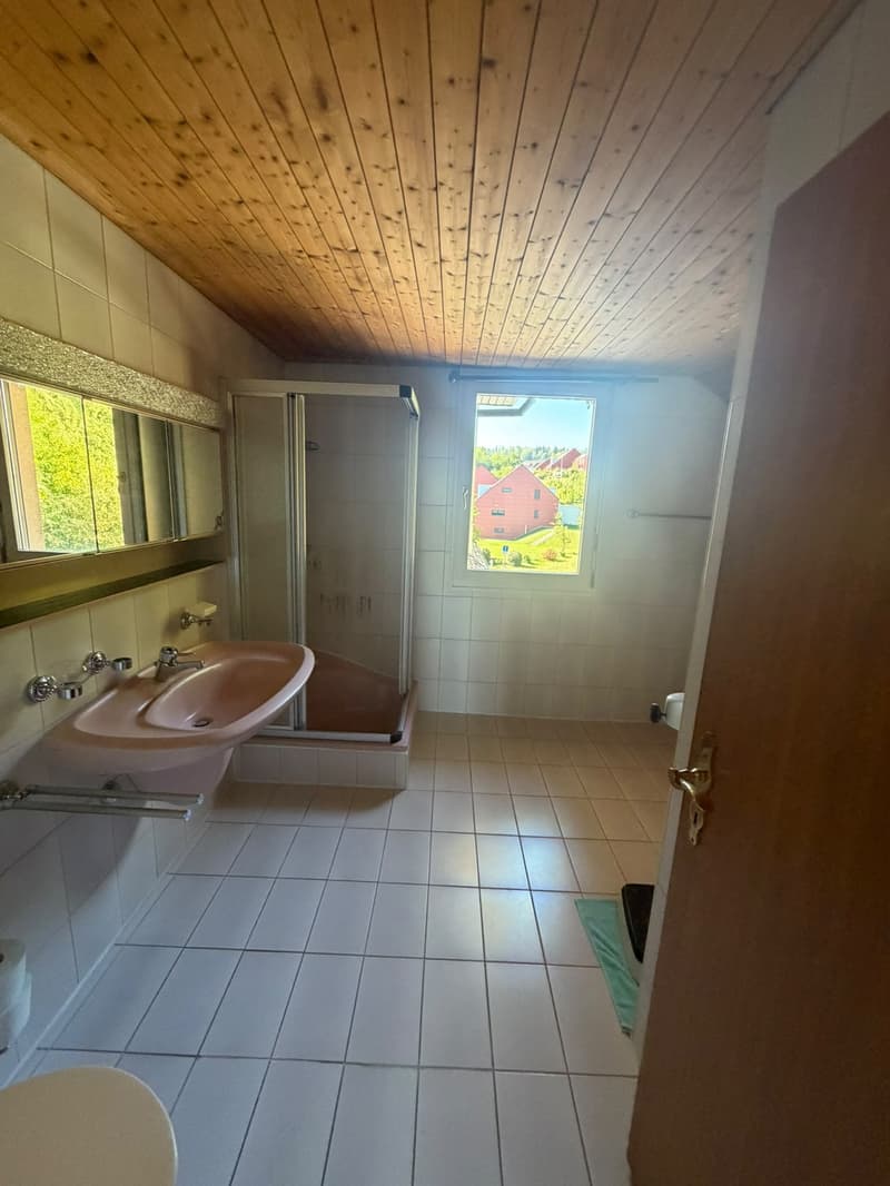 Möbliertes WG-Zimmer mit Balkonzugang in Lufingen (3)