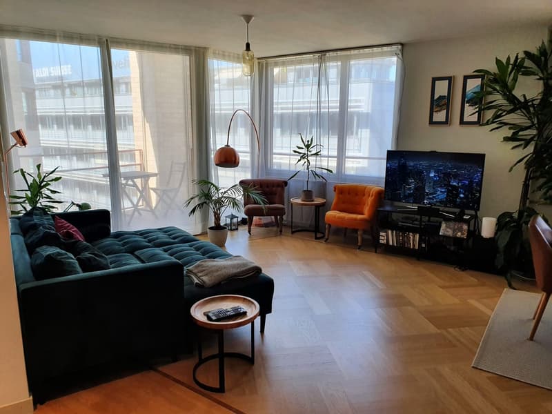 Möblierte 2.5-Zimmer-Wohnung mit Balkon beim Zürich HB | Fully Furnished 2.5-Room Apartment with Balcony next to Zurich main station (2)