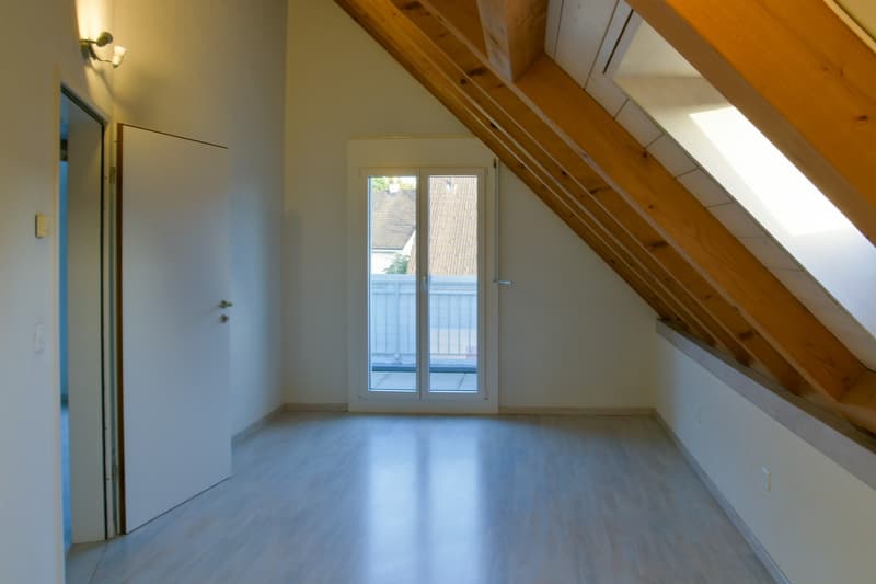 Sonnige 4.5-Zimmer-Dachmaisonette mit Traum-Weitsicht im Limmattal / Sunny 4.5-Room Duplex Apartment with Panoramic Views in Oetwil an der Limmat (13)