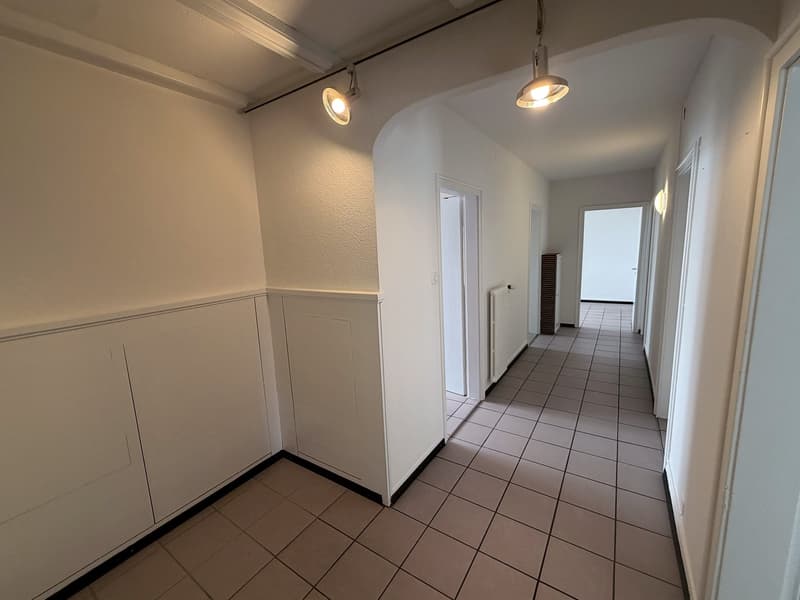 Frisch renovierte 4½-Zimmer-Wohnung mit Garten und Wintergarten  hohe, helle Räume (8)