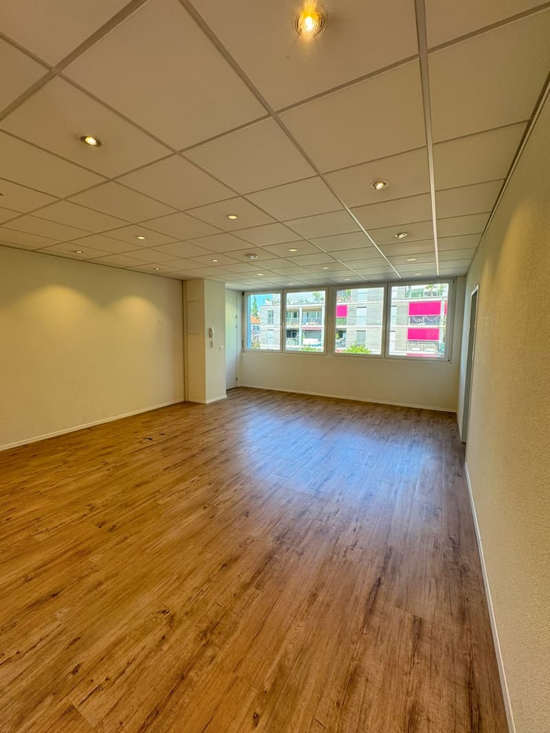 Helle und moderne Büro-/Gewerberäumlichkeiten an bester Lage in Urdorf (2)