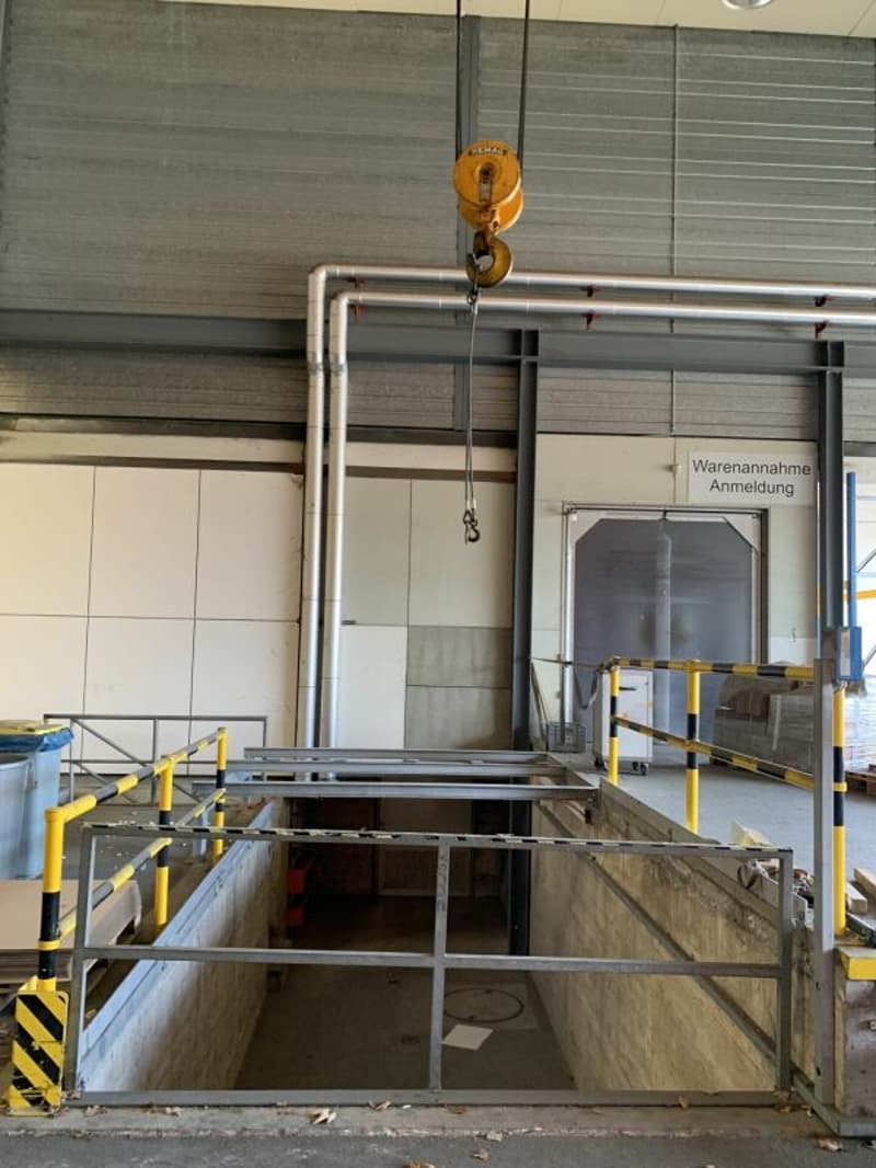 Spazio di magazzinaggio e logistica con gru e ricezione di merci a Villmergen (19)