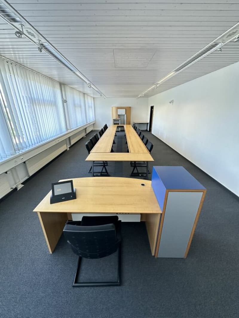 Repräsentative Büroflächen mit Empfang, Sitzungszimmer und Parkplätzen in Villmergen (10)