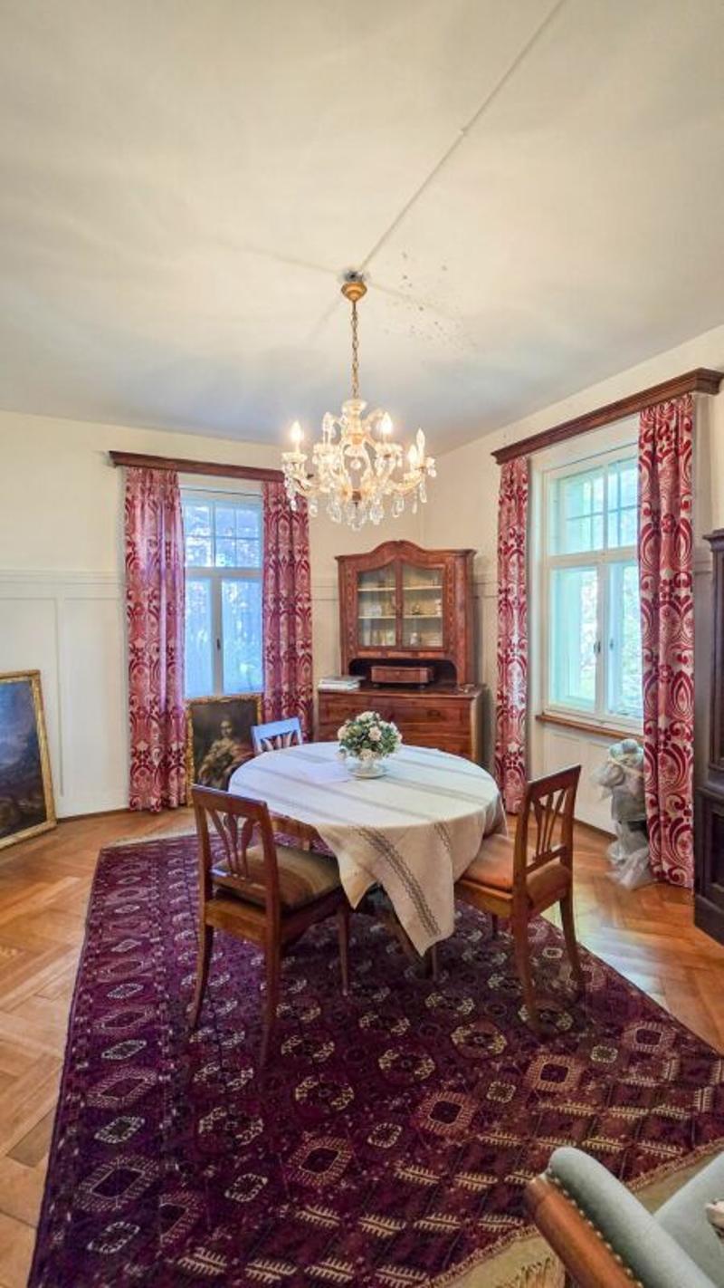 Historic estate ensemble with unique character (9)