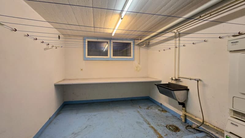 Maison unifamiliale spacieuse avec potentiel de développement (10)