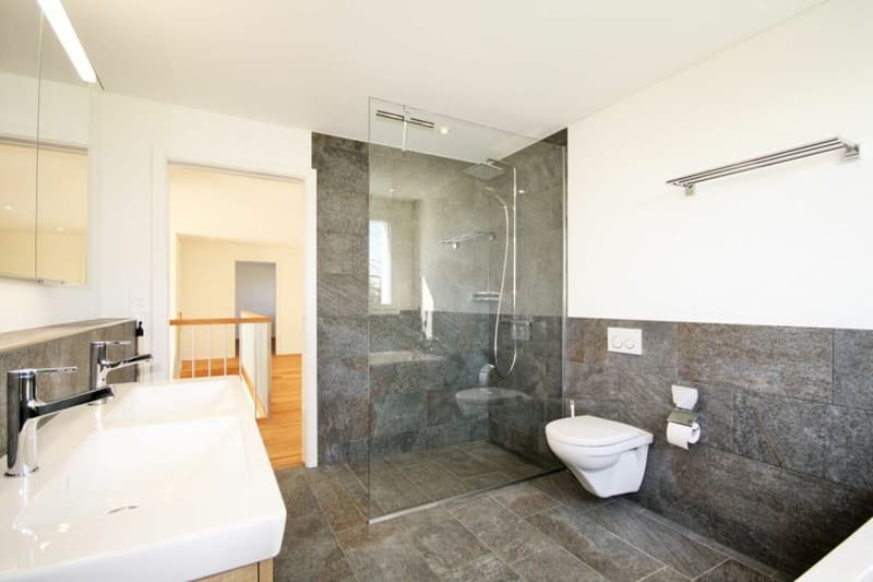 Nasszelle OG mit Dusche u. Badewanne
