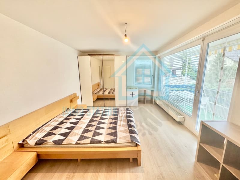 Modernes möbliertes WG-Zimmer mit Balkon an zentrale Lage (2)