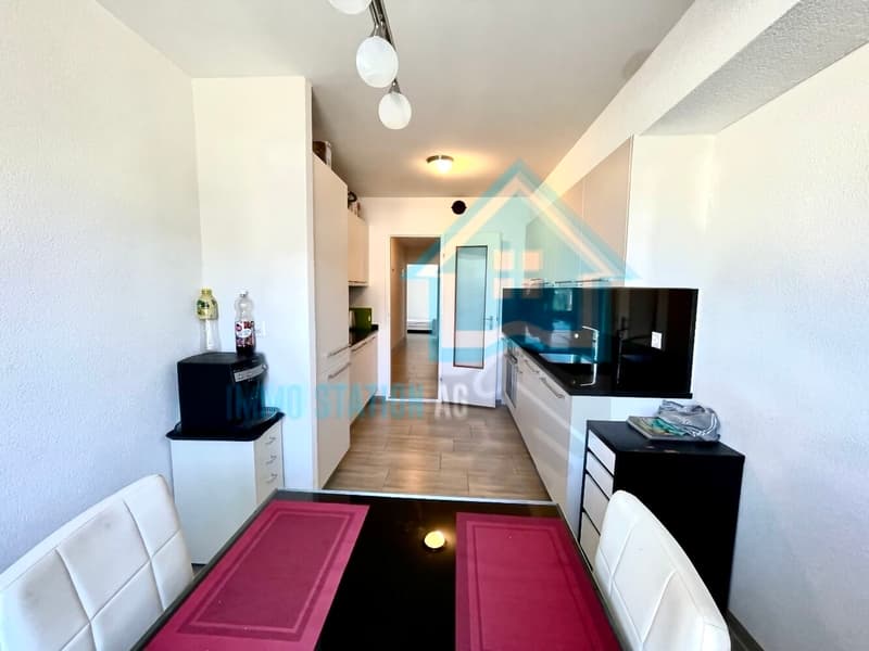Modernes möbliertes WG-Zimmer mit Balkon an zentrale Lage (4)
