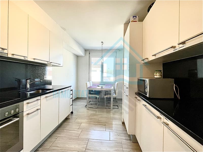 Modernes möbliertes WG-Zimmer mit Balkon an zentrale Lage (3)