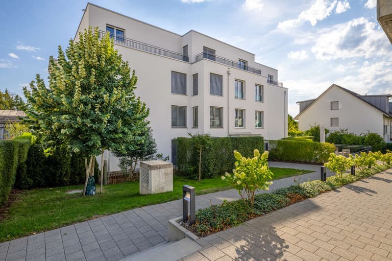 ÜBER DEN DÄCHERN VON UETIKON AM SEE: Moderne 3.5-Zimmer-Attikawohnung mit zwei Terrassen & Weitblick (2)
