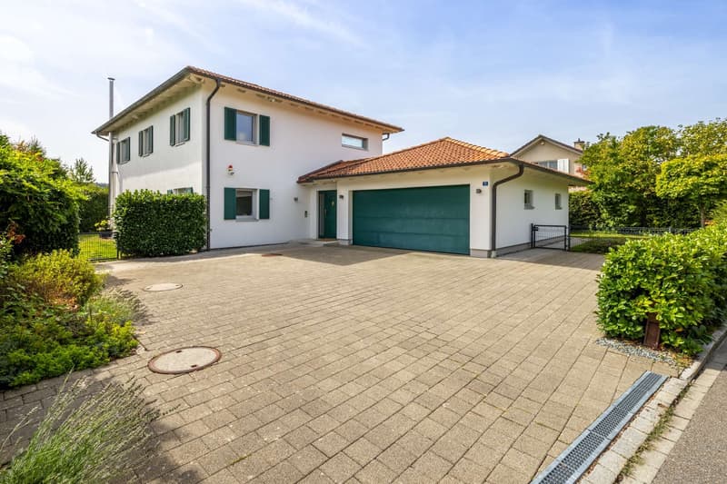 WEITBLICK TRIFFT LANDHAUSCHARME: Elegantes 6.5-Zimmer- Einfamilienhaus auf der Forch (2)