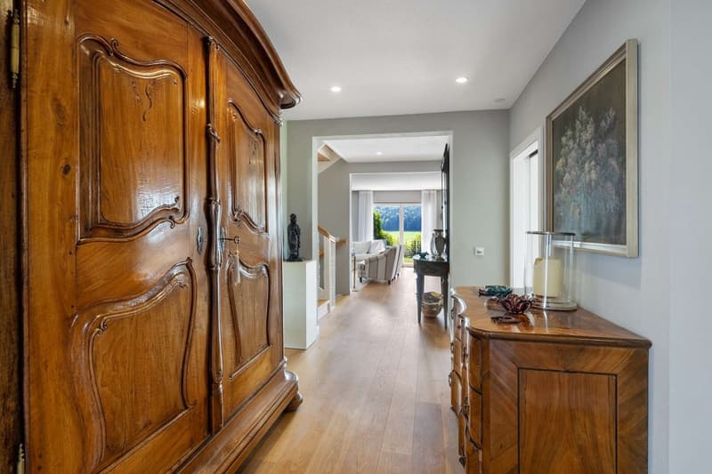 WEITBLICK TRIFFT LANDHAUSCHARME: Elegantes 6.5-Zimmer- Einfamilienhaus auf der Forch (3)