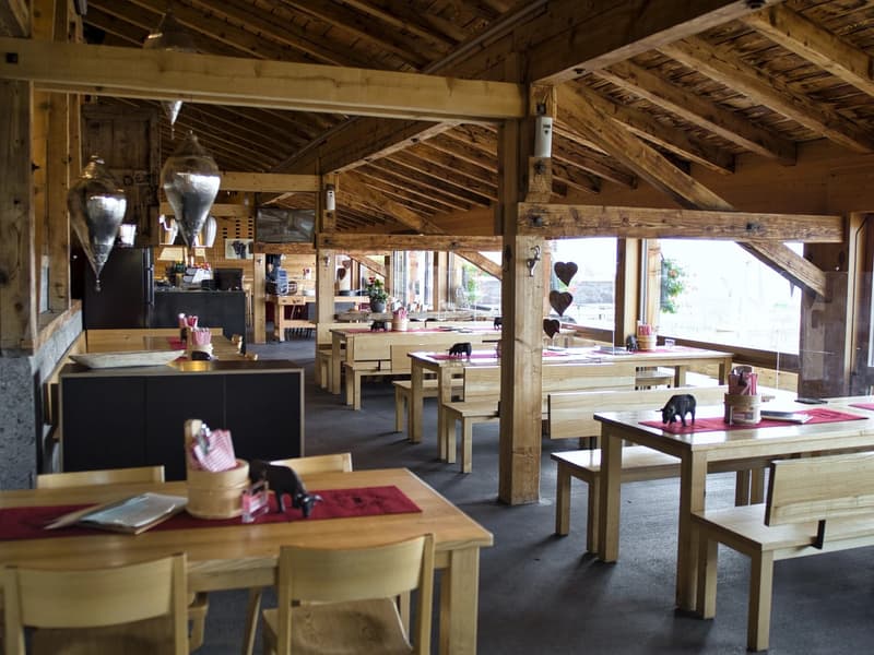 Où le panorama alpin et l'hospitalité se rencontrent – Restaurant de montagne Chüestall Blausee (5)