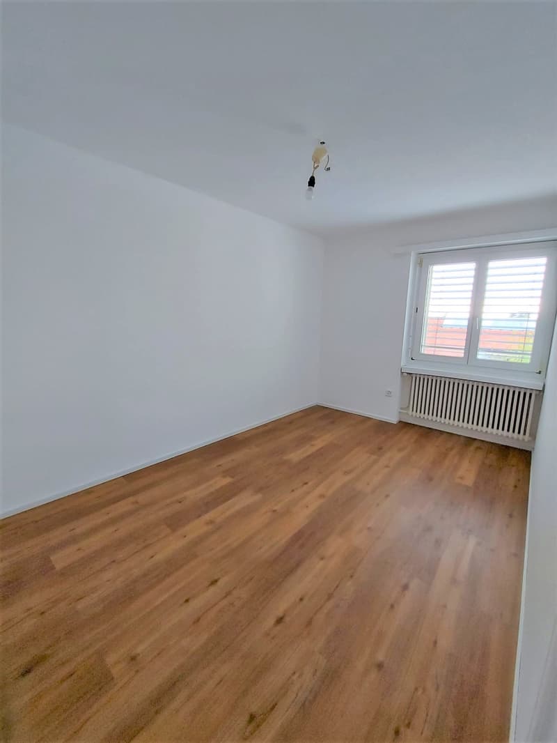 Sanierte 4.5-Zimmerwohnung mit Balkon und Lift (4)