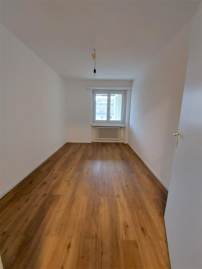 Sanierte 4.5-Zimmerwohnung mit Balkon und Lift (5)