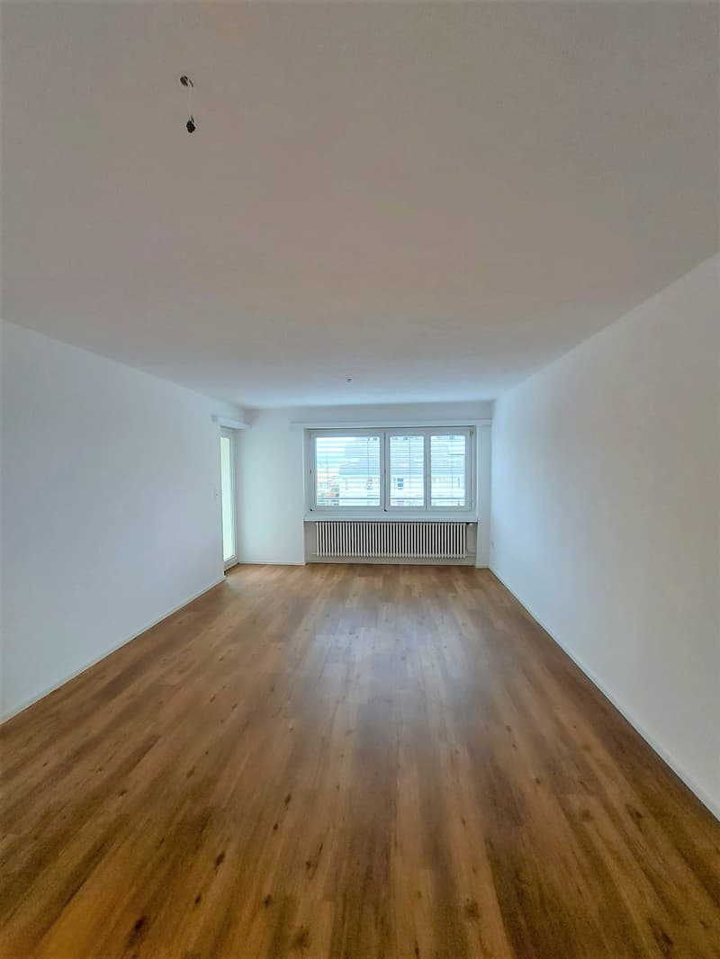 Sanierte 4.5-Zimmerwohnung mit Balkon und Lift (9)