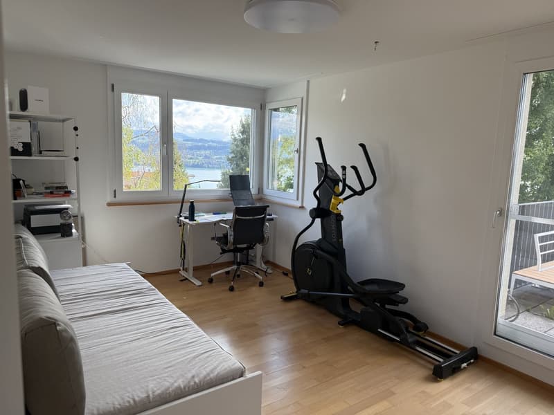 Helle 4.5-Zimmerwohnung mit grosszügigen Aussenflächen und Sicht auf den Zürichsee (10)