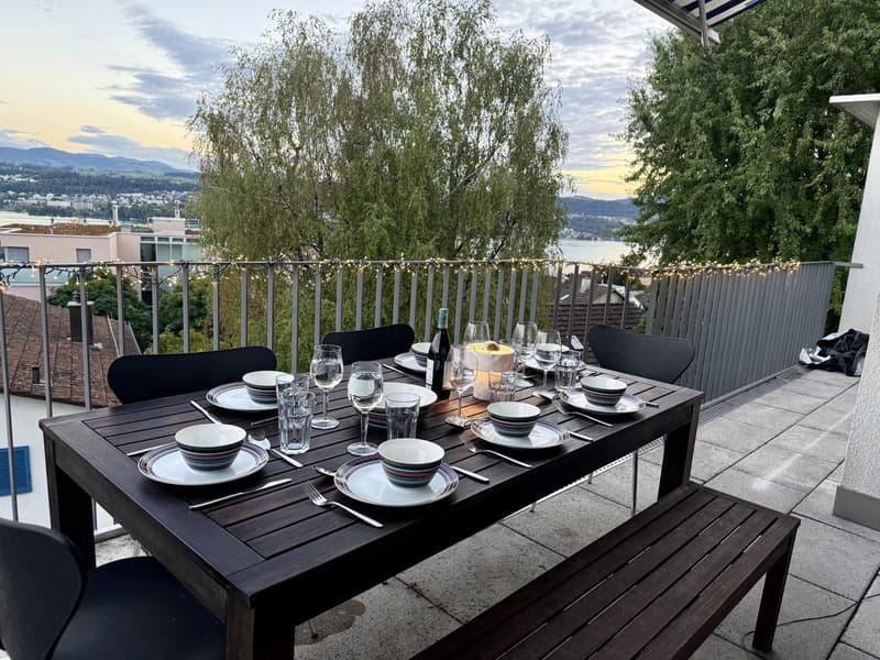 Helle 4.5-Zimmerwohnung mit grosszügigen Aussenflächen und Sicht auf den Zürichsee (5)