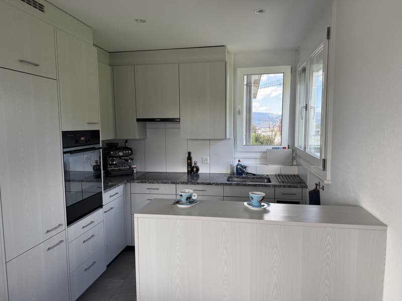 Helle 4.5-Zimmerwohnung mit grosszügigen Aussenflächen und Sicht auf den Zürichsee (6)
