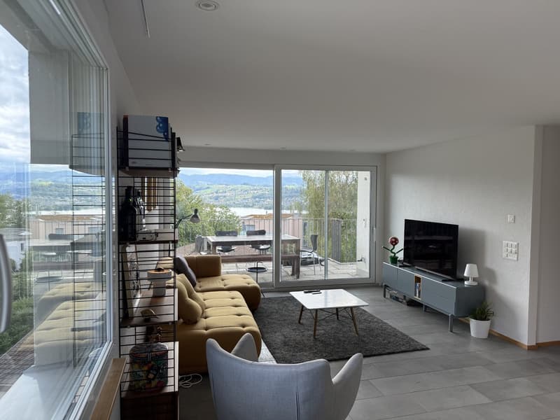 Helle 4.5-Zimmerwohnung mit grosszügigen Aussenflächen und Sicht auf den Zürichsee (3)