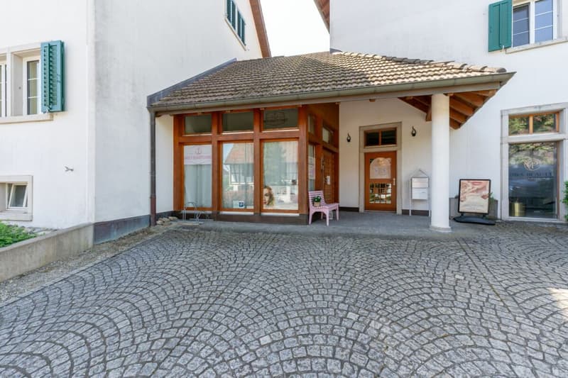 $500,000.00 WIR share possible - Exclusive wine cellar and two commercial spaces that can be converted into an apartment in a prime location in Killwangen! (12)