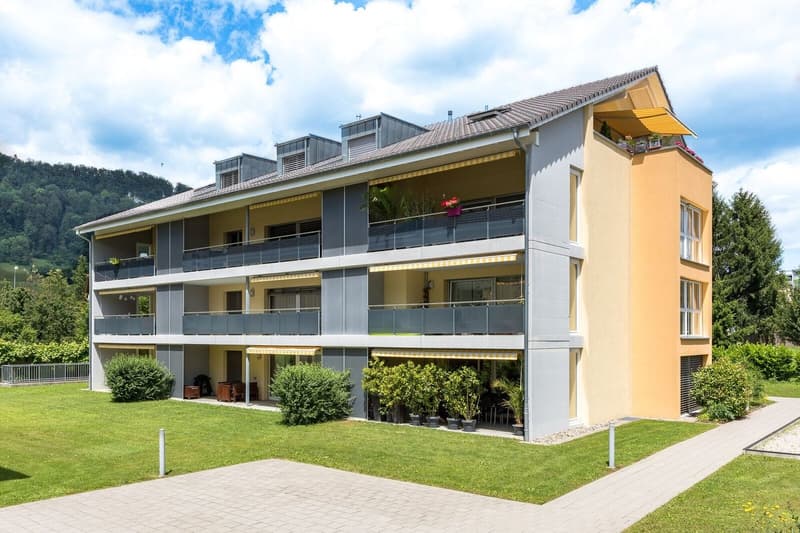 Neuwertige 2.5 Zi-Gartenwohnung an ruhiger Lage (2)