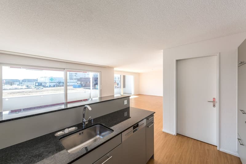 Neuwertige 4.5 Zi-Wohnung 121m2 an zentraler Lage (5)