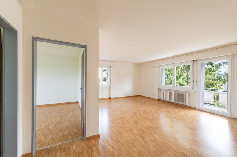 Helle 4.5 Zi-Wohnung mit Balkon und Parkettböden an ruhiger Lage (3)