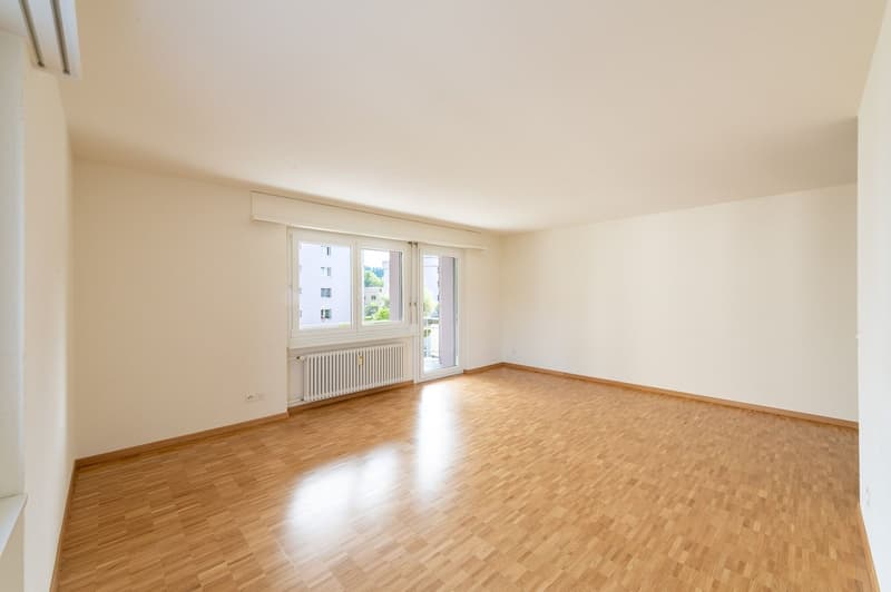 Helle 4.5 Zi-Wohnung mit Balkon und Parkettböden an ruhiger Lage (2)
