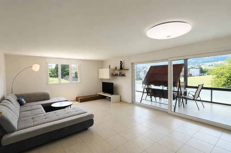 Spacious 4.5-room apartment with glazed balcony in Reinach AG (1)