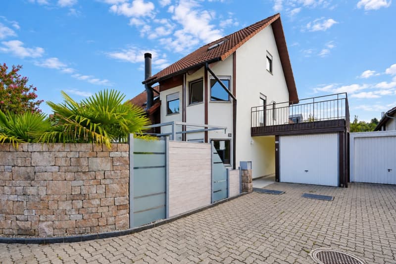 Sonniges 4-Zimmer-Doppeleinfamilienhaus mit Terrasse und Gartenhof in ruhiger Lage (1)