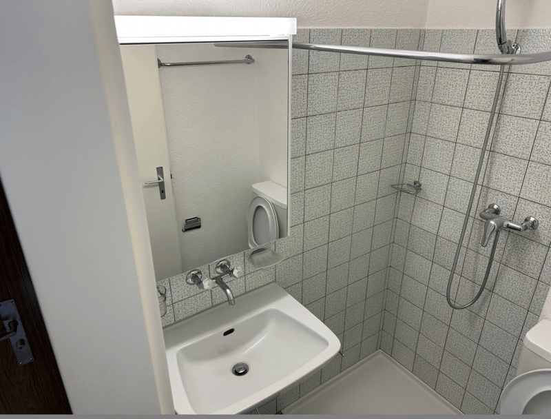 Dusche / Spiegelschrank