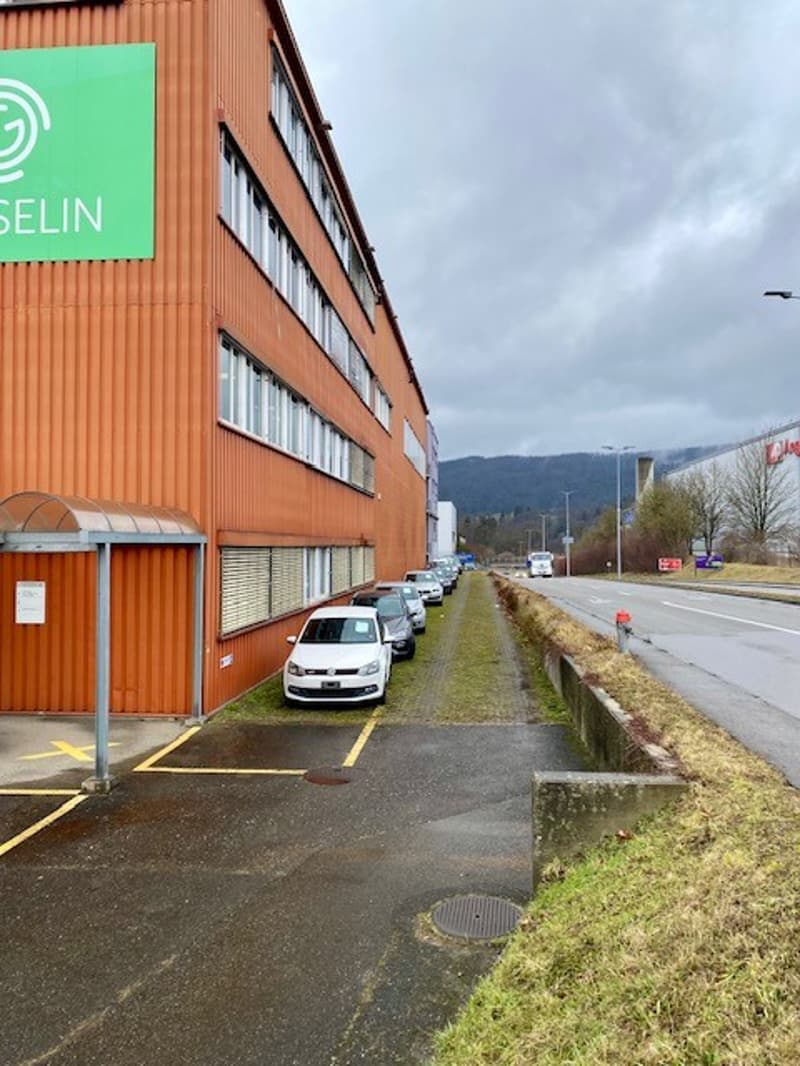 Superficie esterna attraente in una posizione ottimale a Embrach – 260 m² in affitto (2)