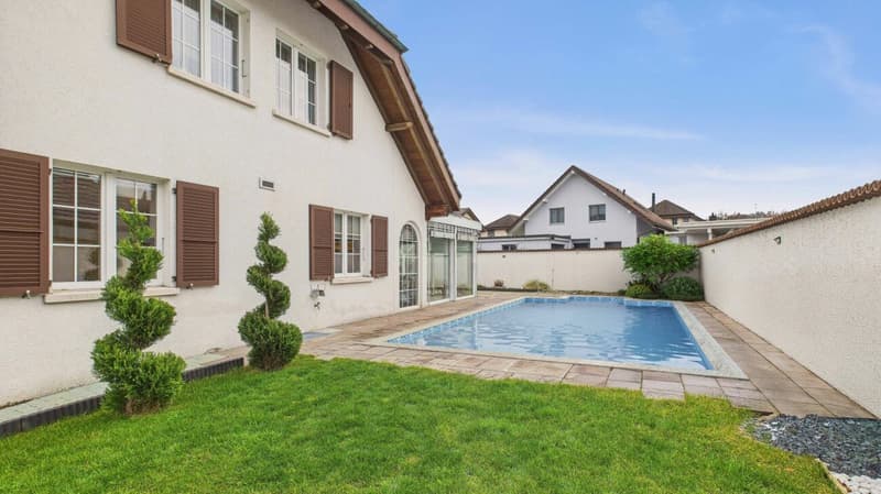 Casa familiare armoniosa con giardino, piscina e comfort pensato (3)