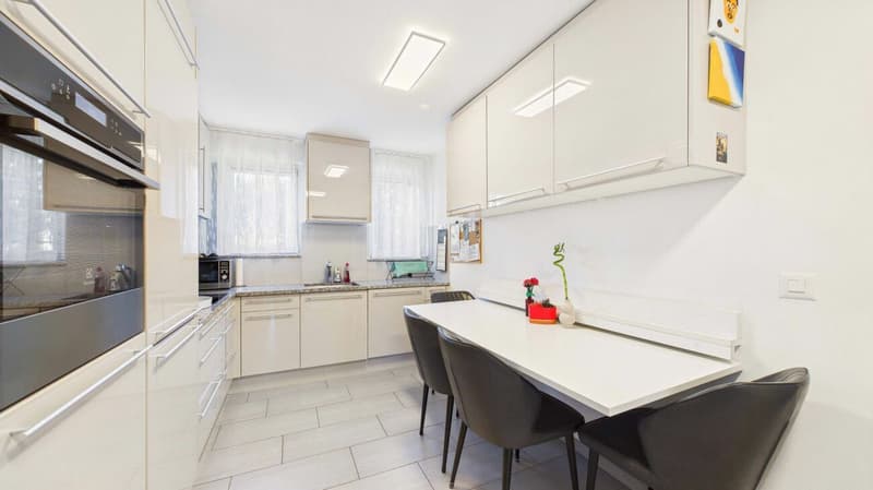 Komfortable 4.5-Zimmer-Wohnung mit praktischer Raumaufteilung (6)