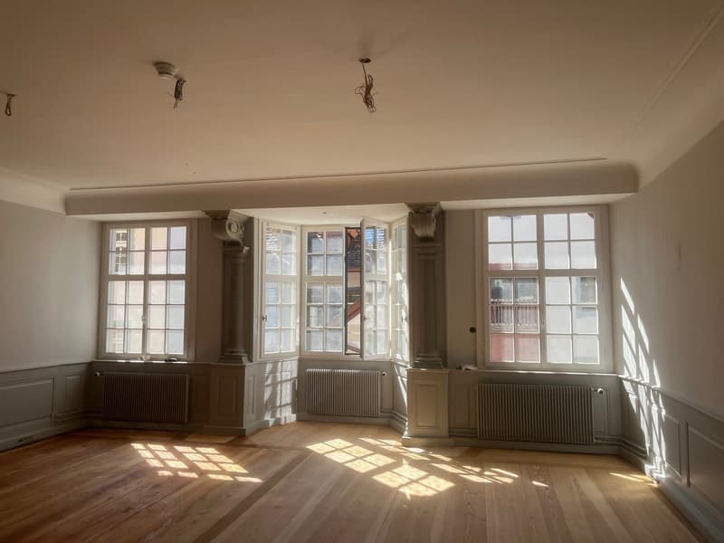 Raum mit Sicht auf Fensterfront und Sandseinsäulen
