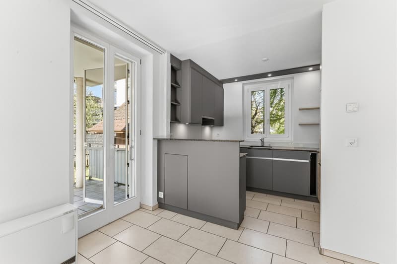 Wohnbereich mit Balkon, Blick zur Küche